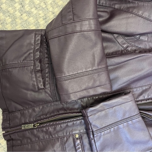 𝅺woman’s Purple Leather Like Jacket Size Large - Picture 4 of 5